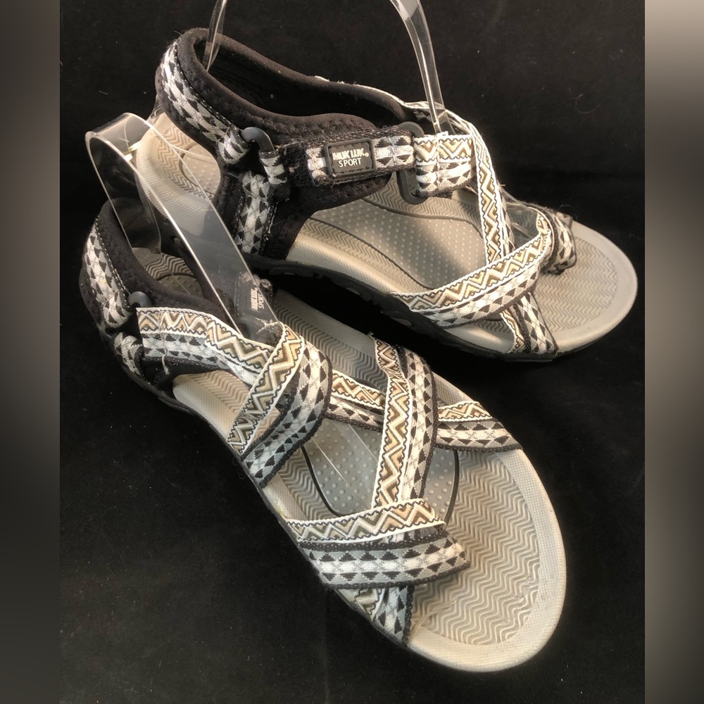 Muk Luks Women's Black and Gray Patterned Strappy Sandals